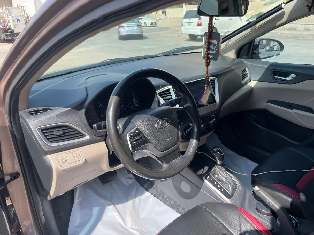 Car image 13