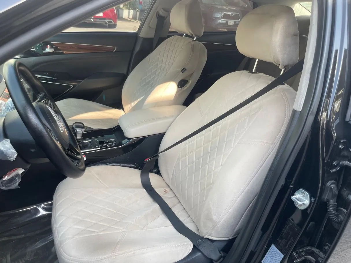 Car image 11