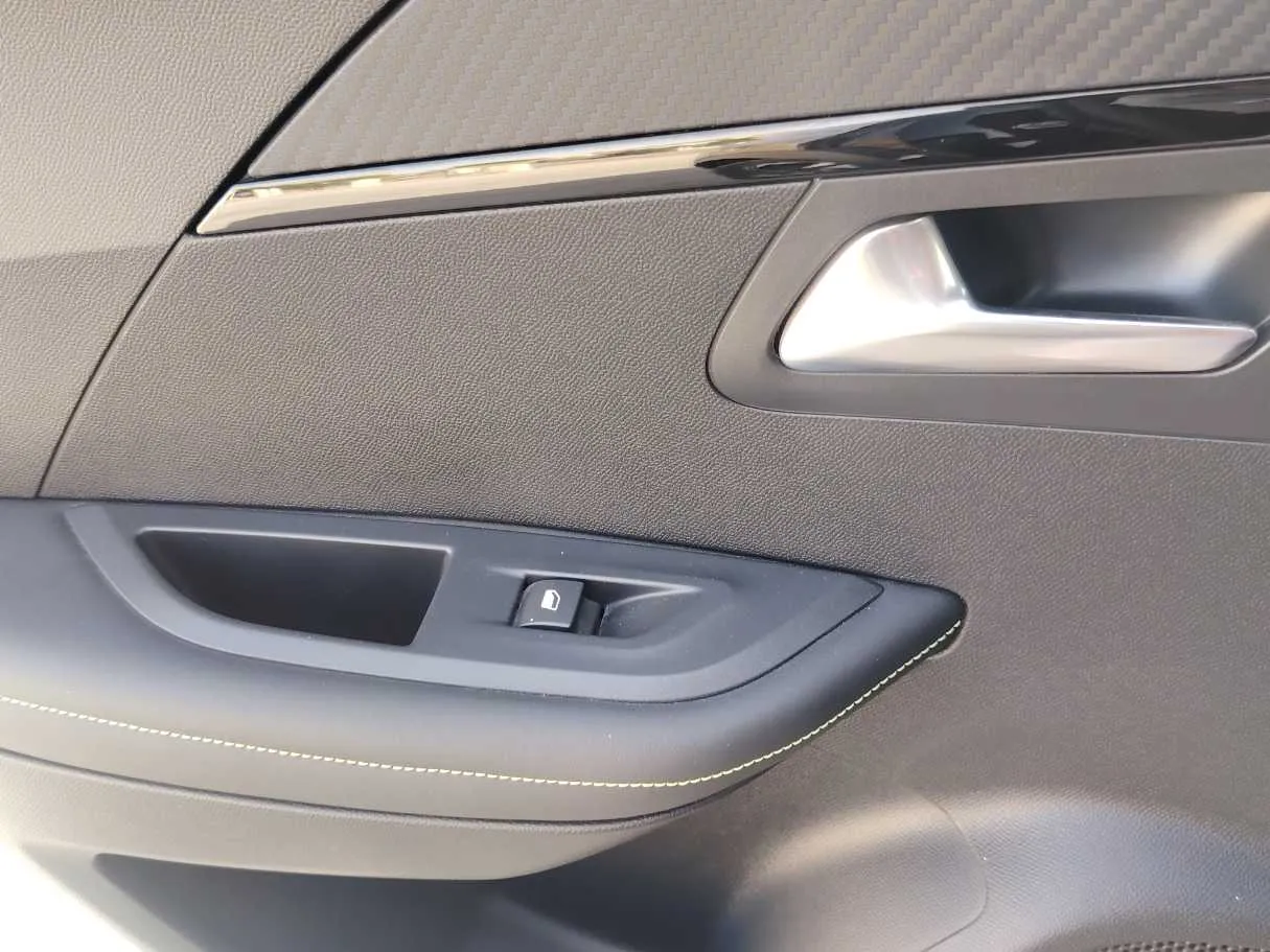 Car image 29