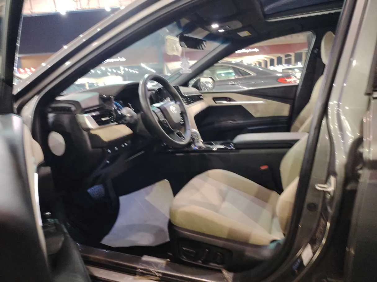 Car image 11
