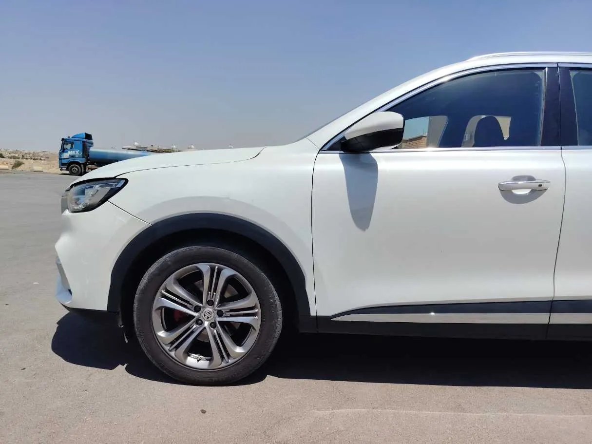 Car image 9