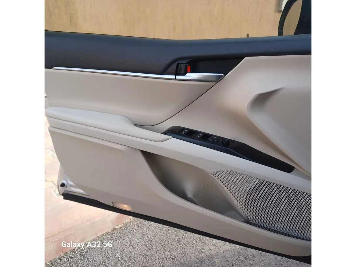Car image 30