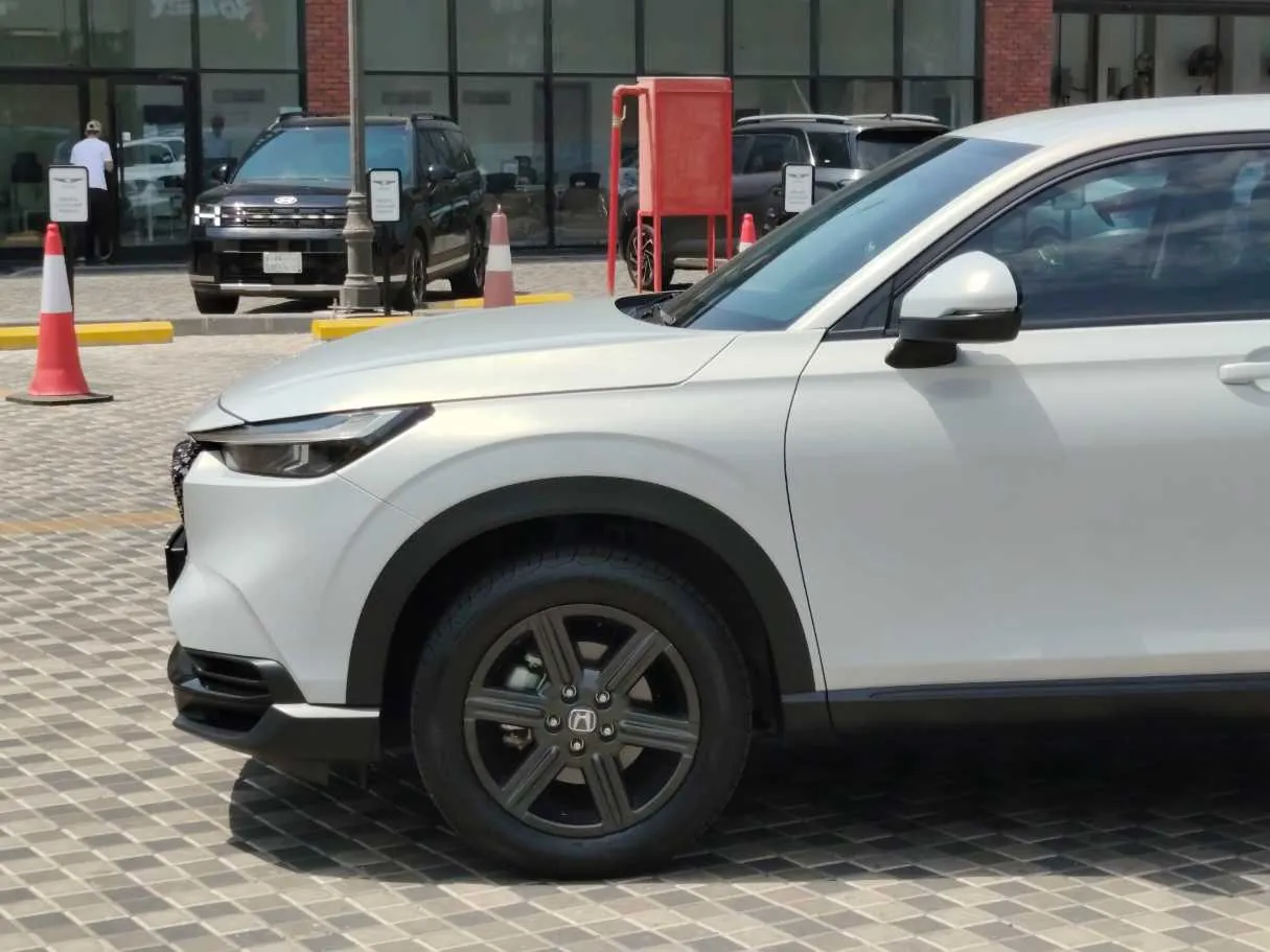 Car image 9