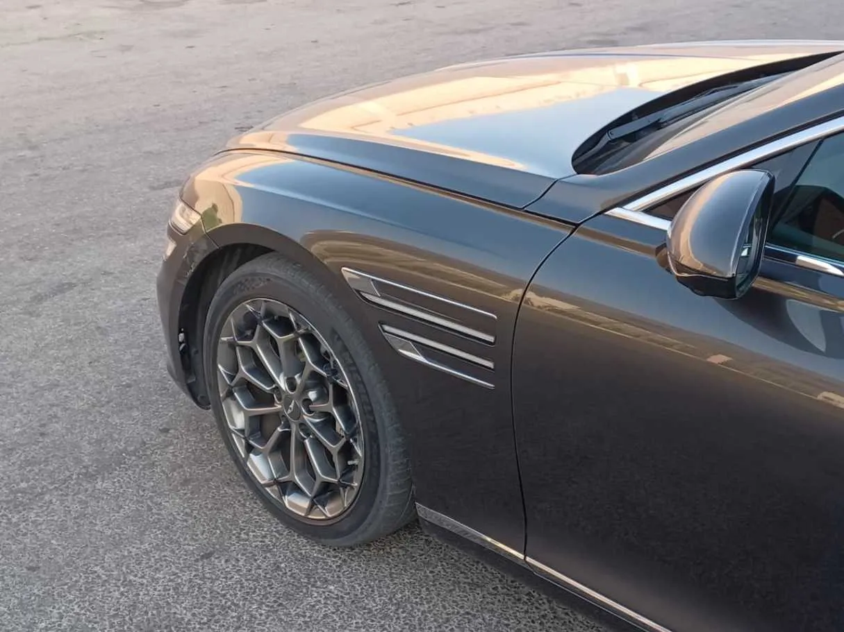 Car image 9