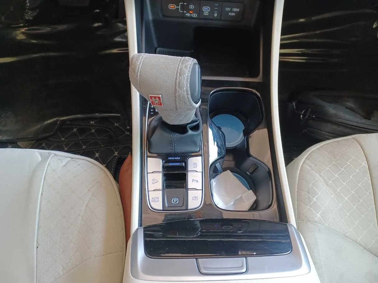 Car image 14