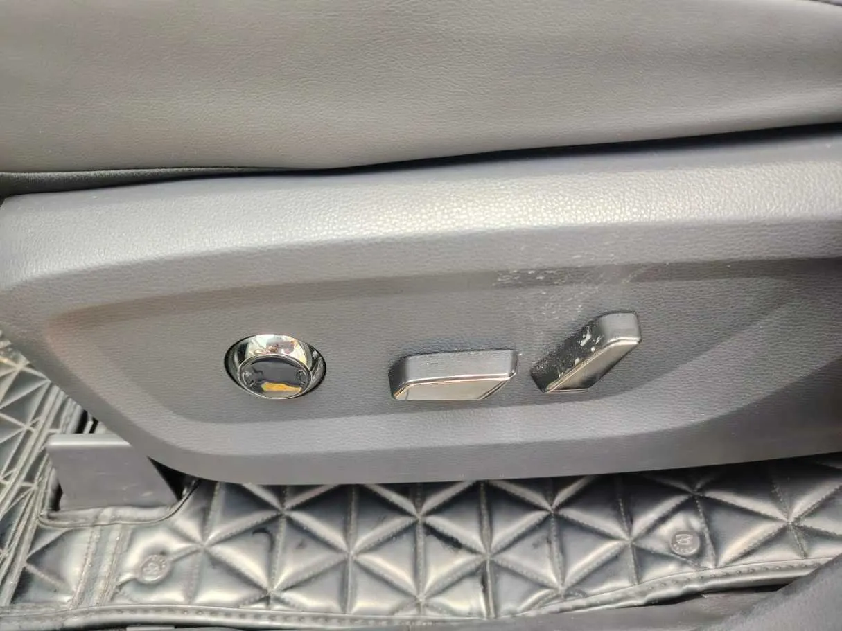 Car image 46