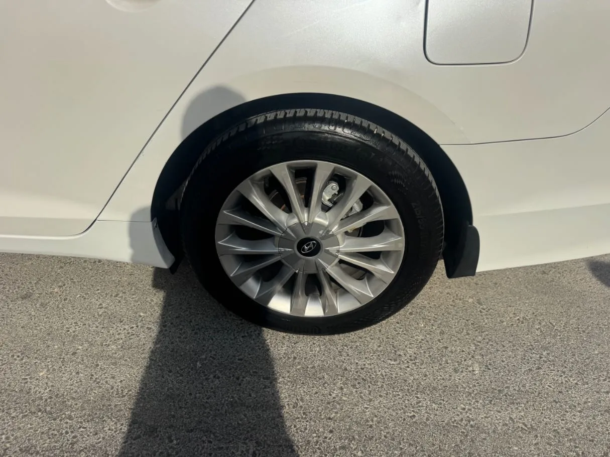 Car image 9