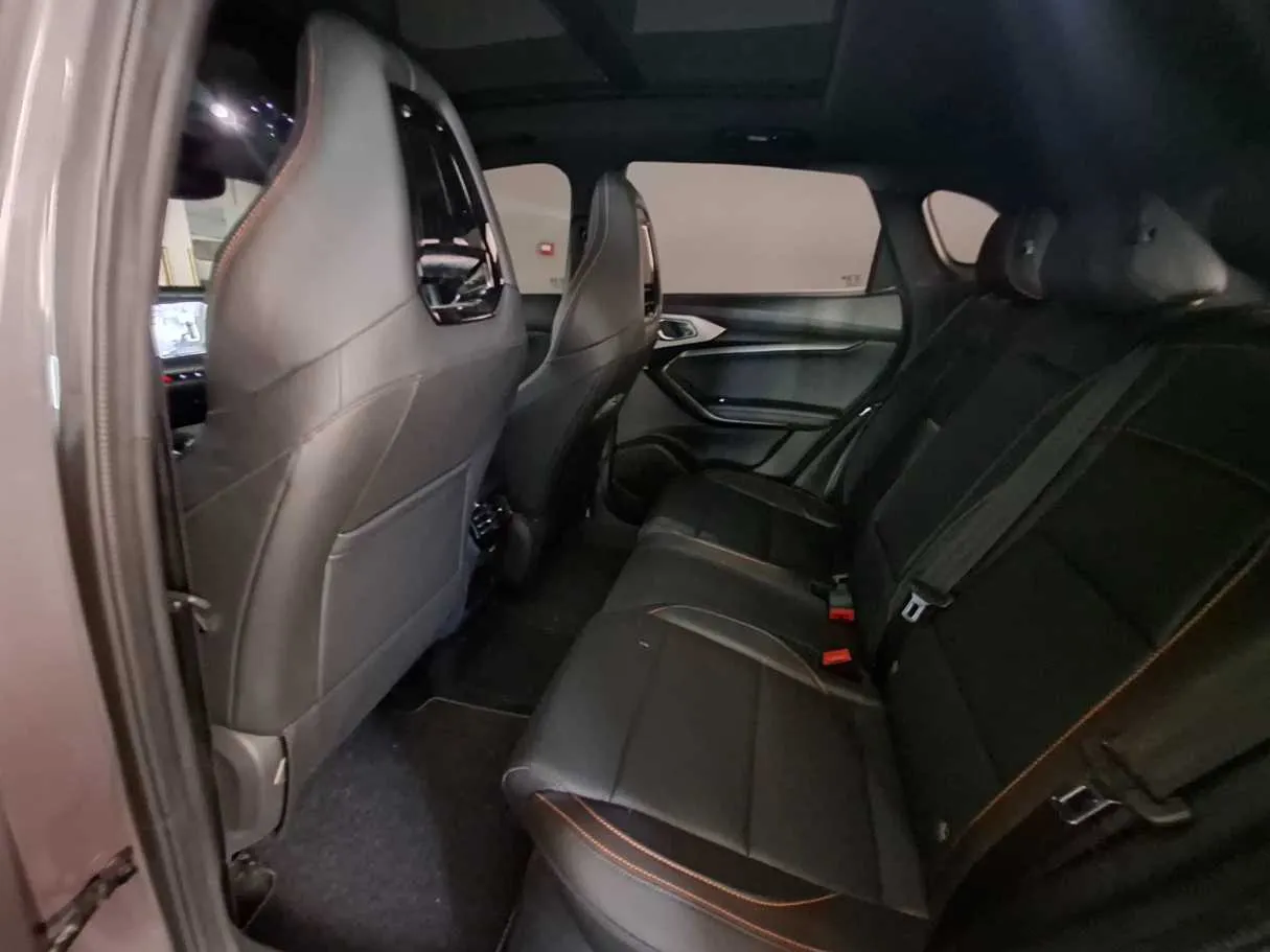 Car image 13