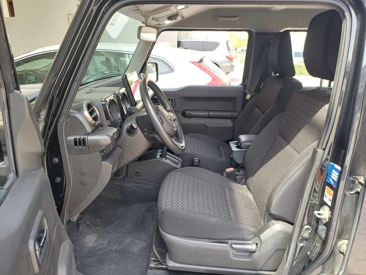 Car image 12