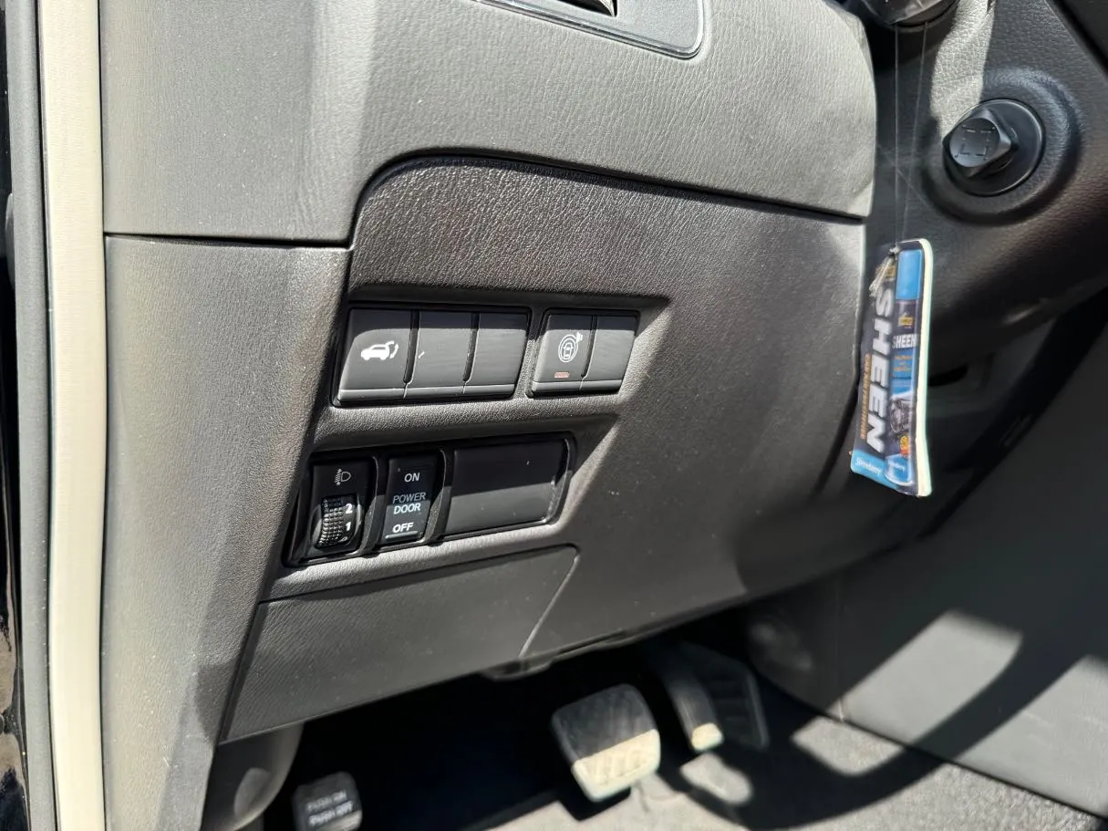Car image 26