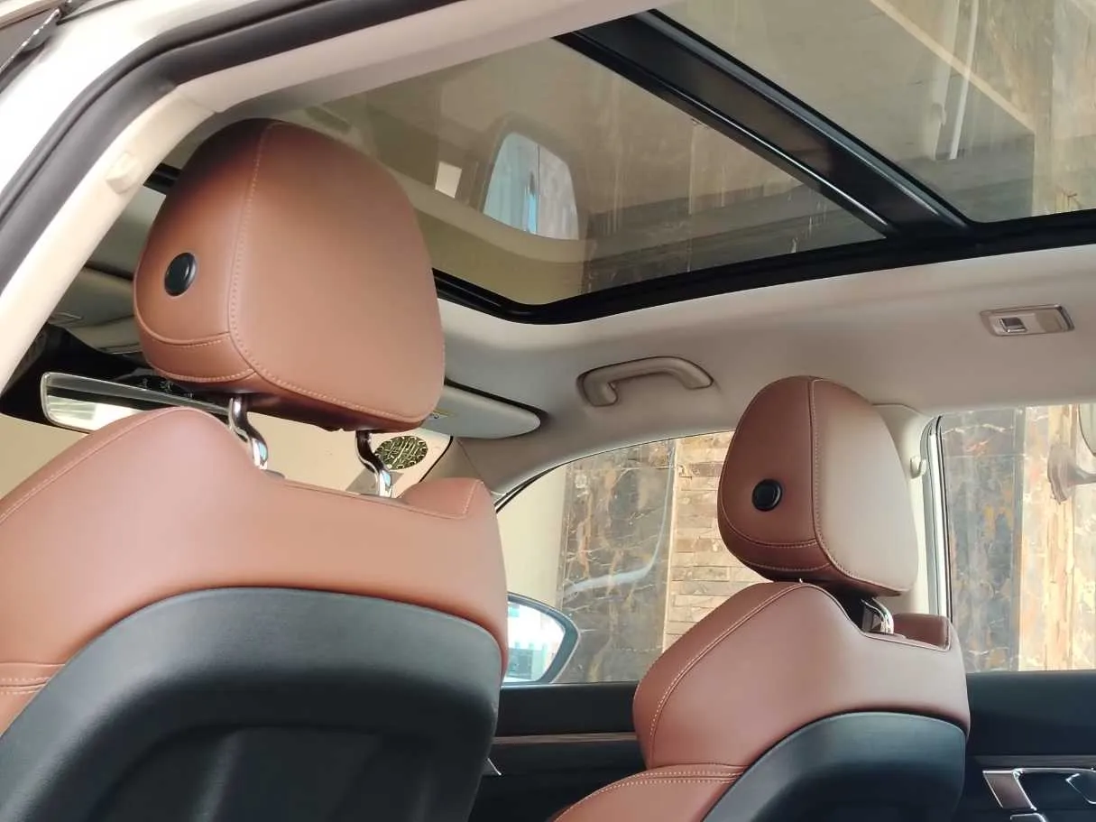 Car image 17