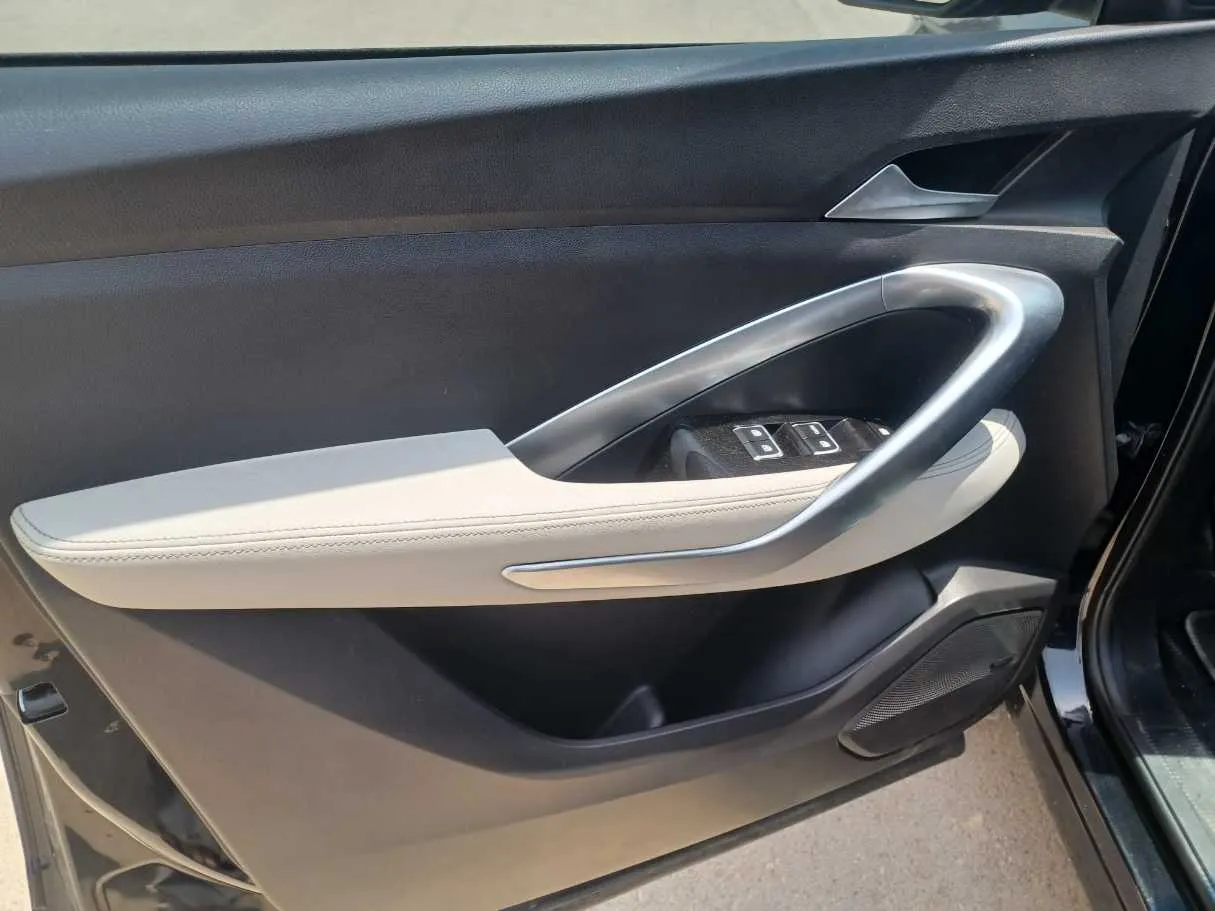 Car image 10