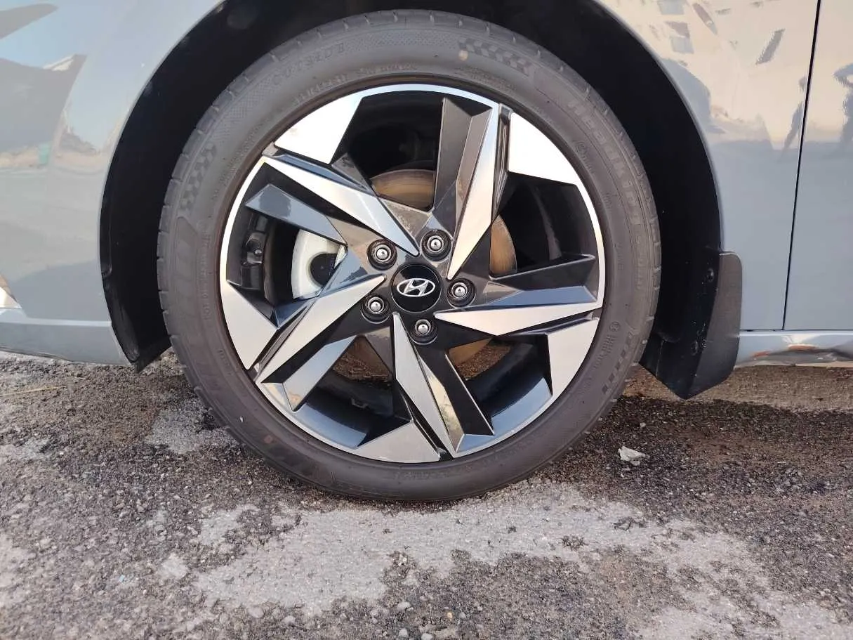 Car image 10