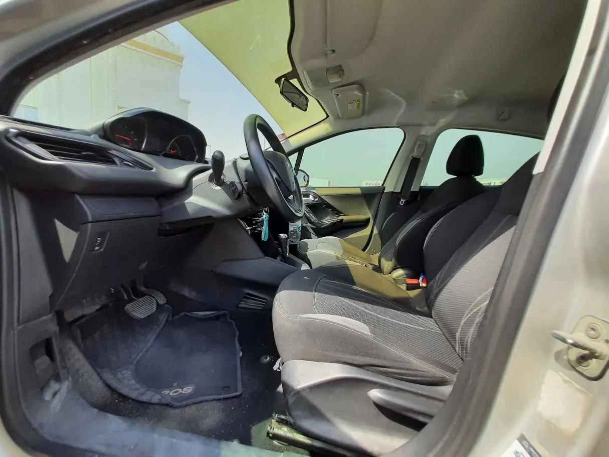Car image 12