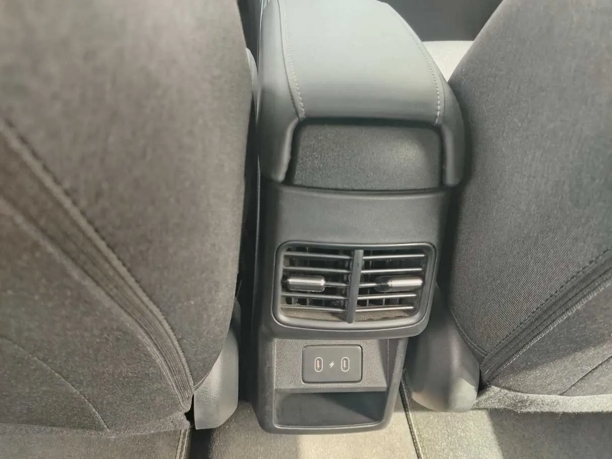 Car image 34