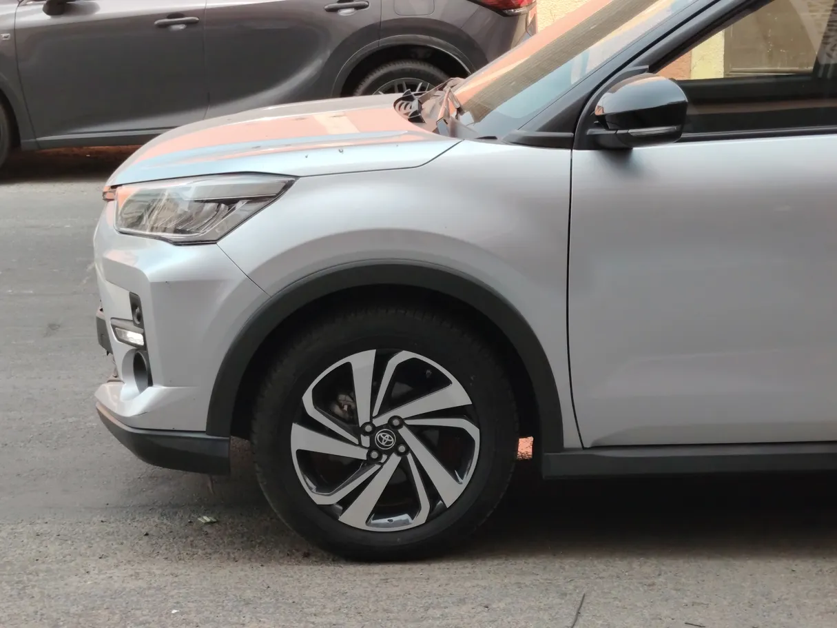 Car image 9