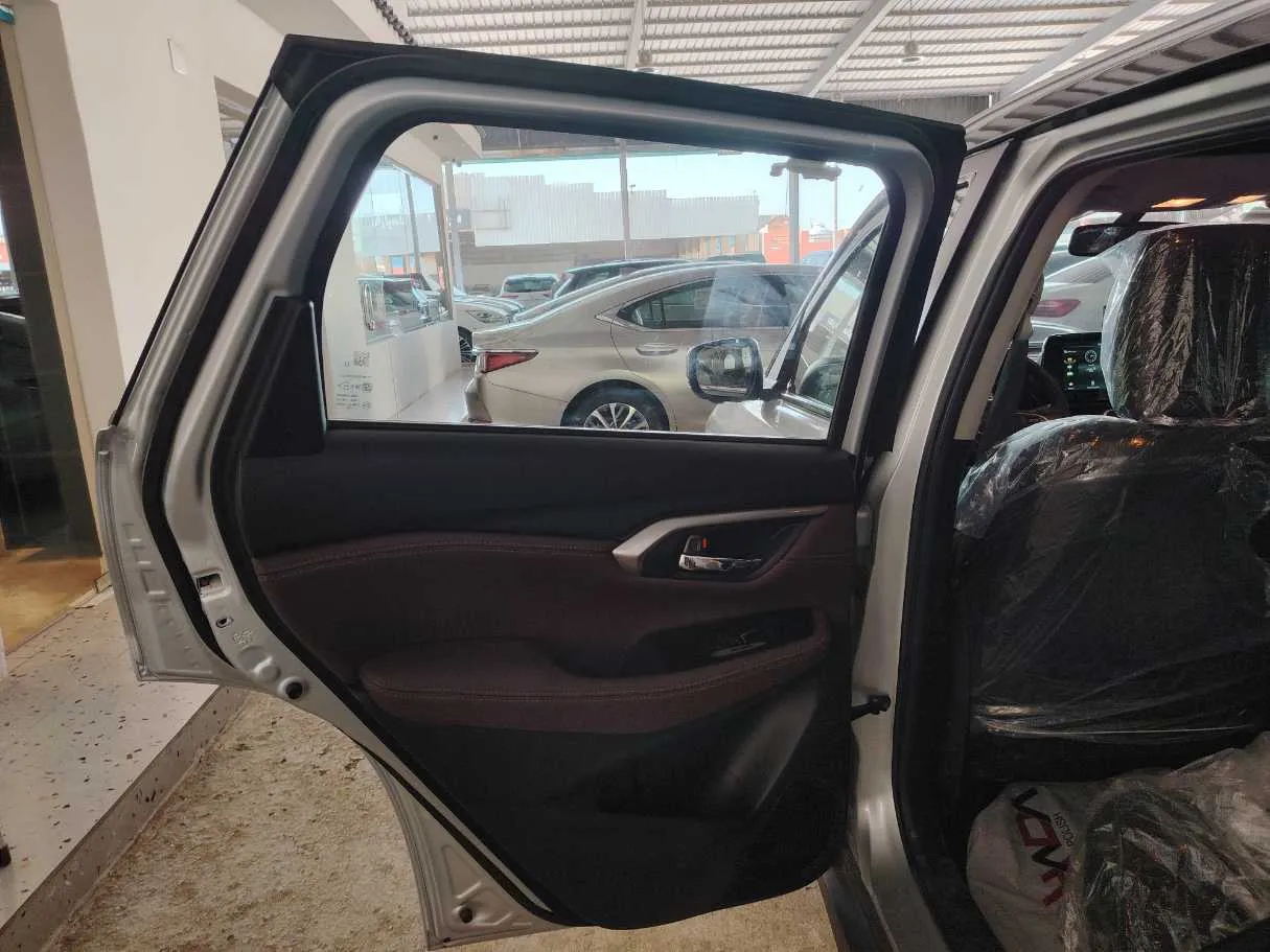 Car image 18