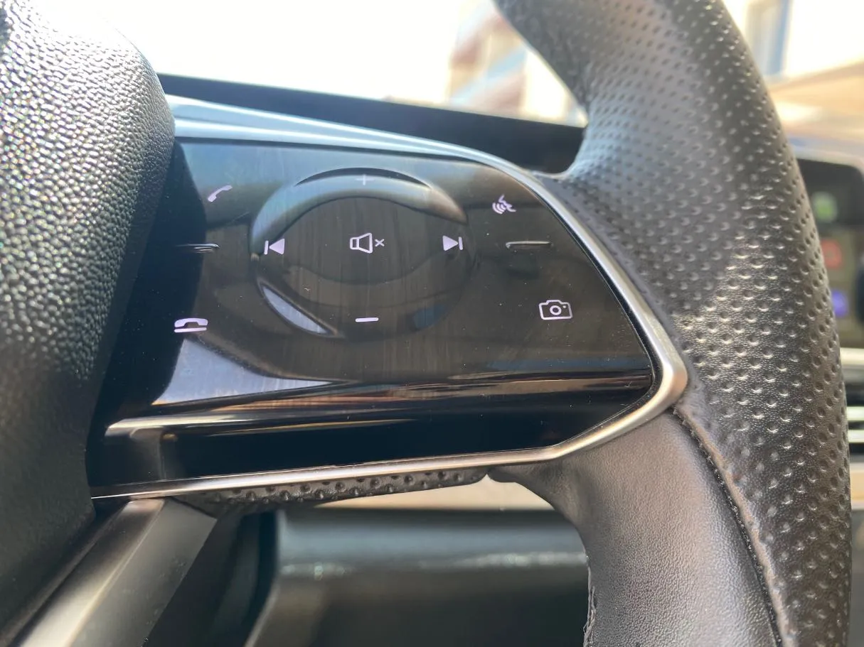 Car image 24
