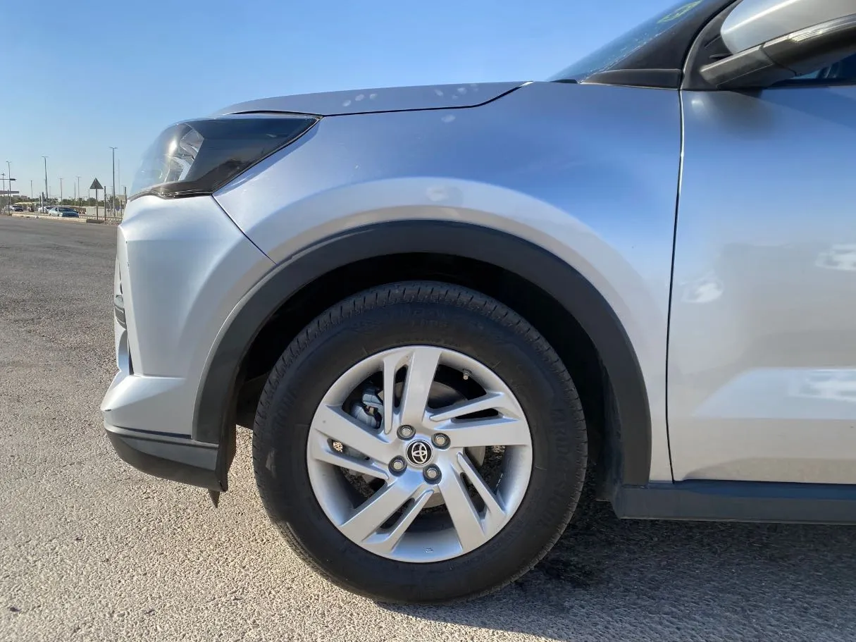 Car image 9