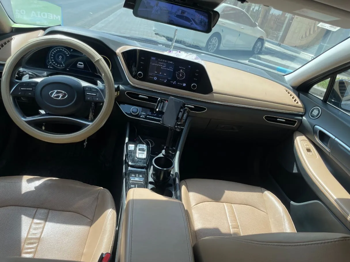 Car image 18