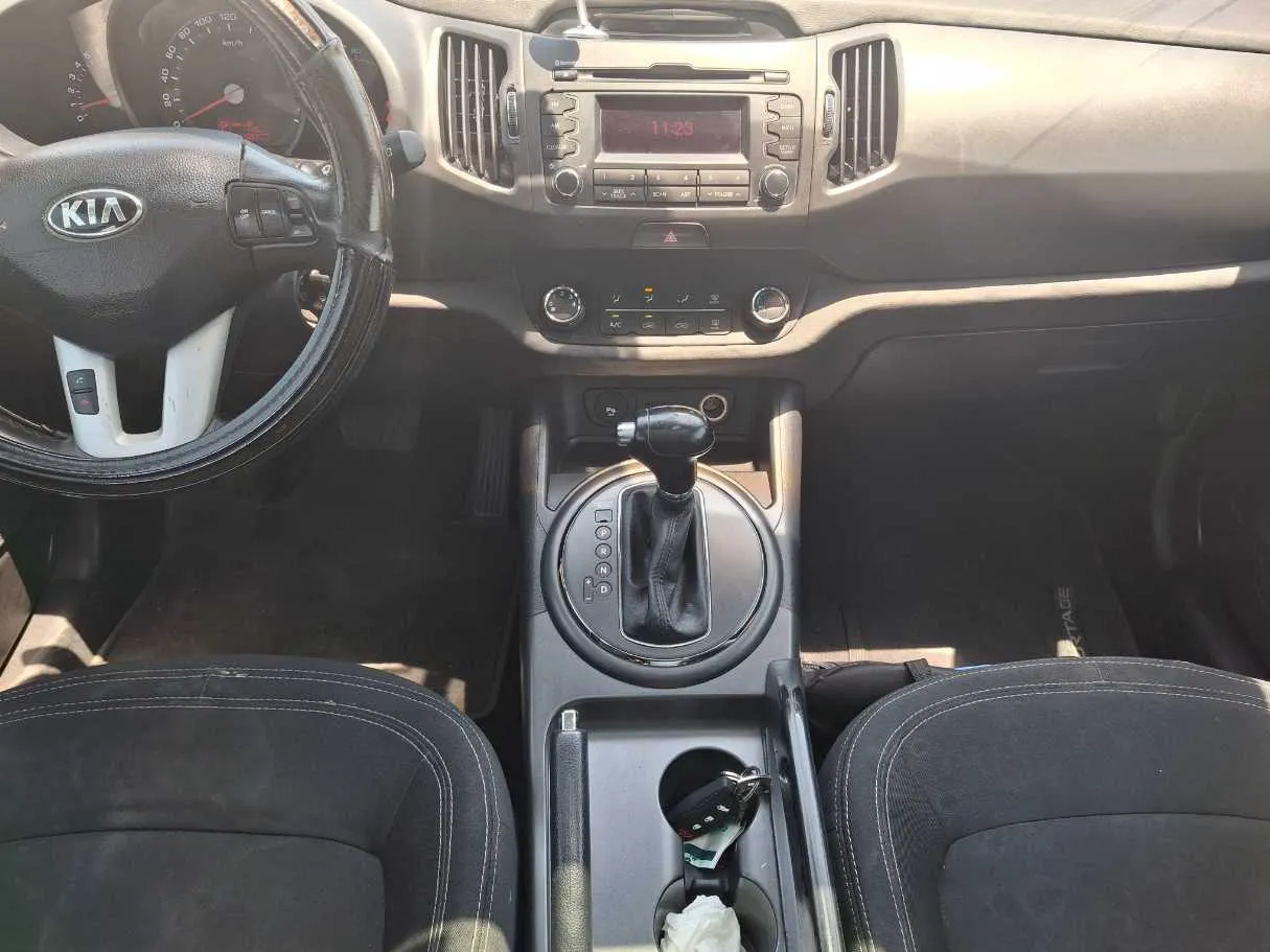 Car image 14