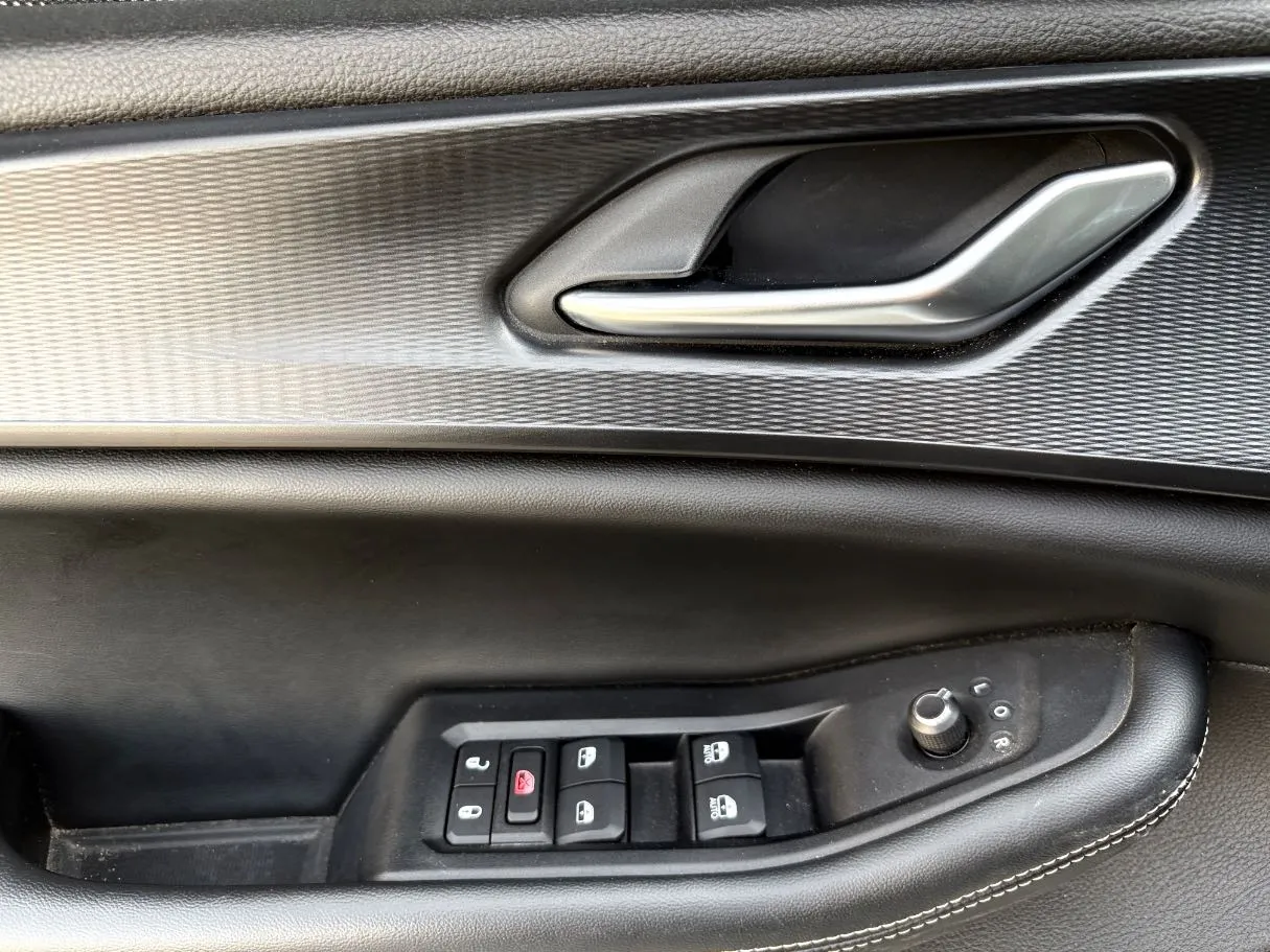 Car image 27