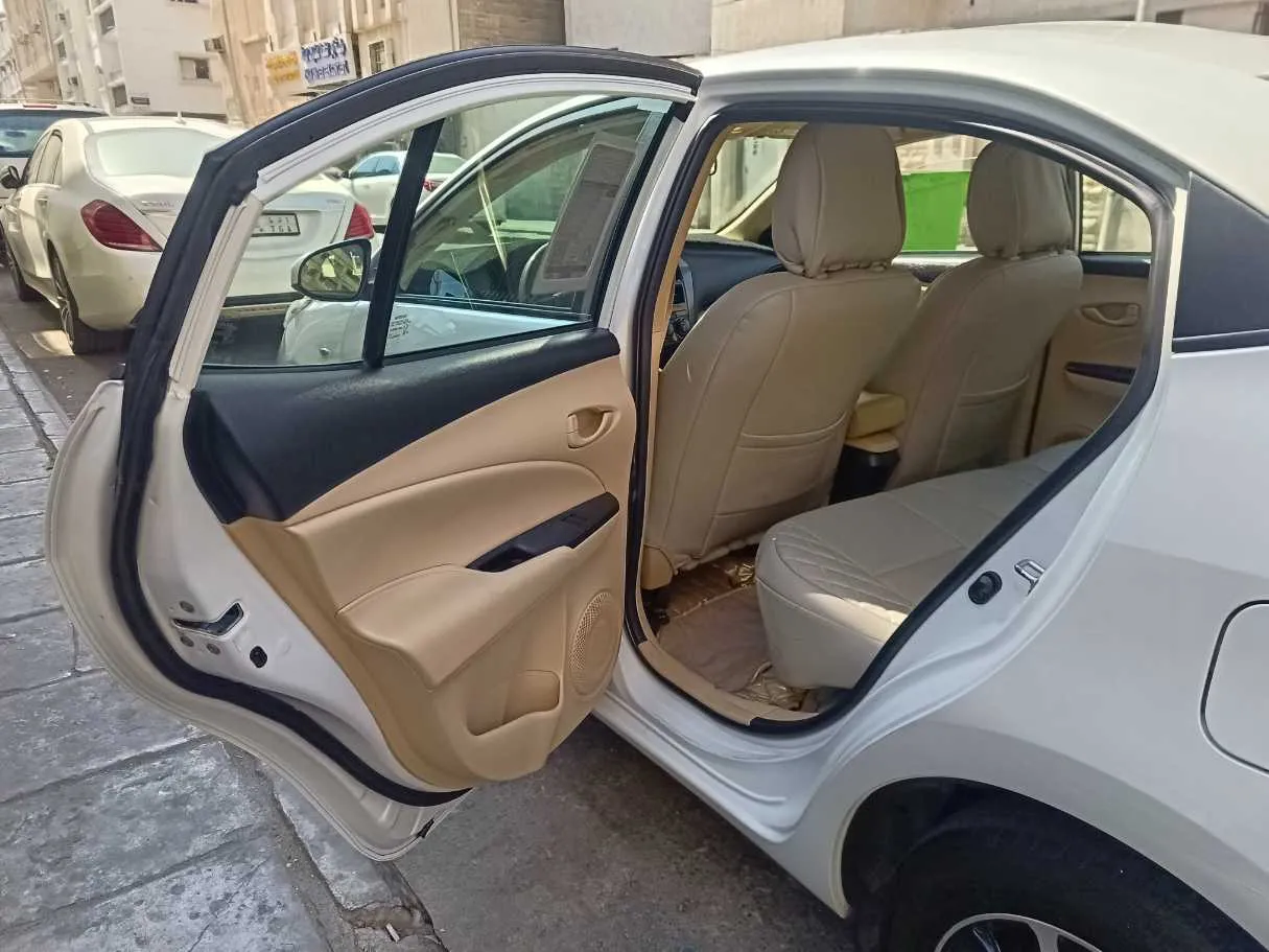 Car image 14