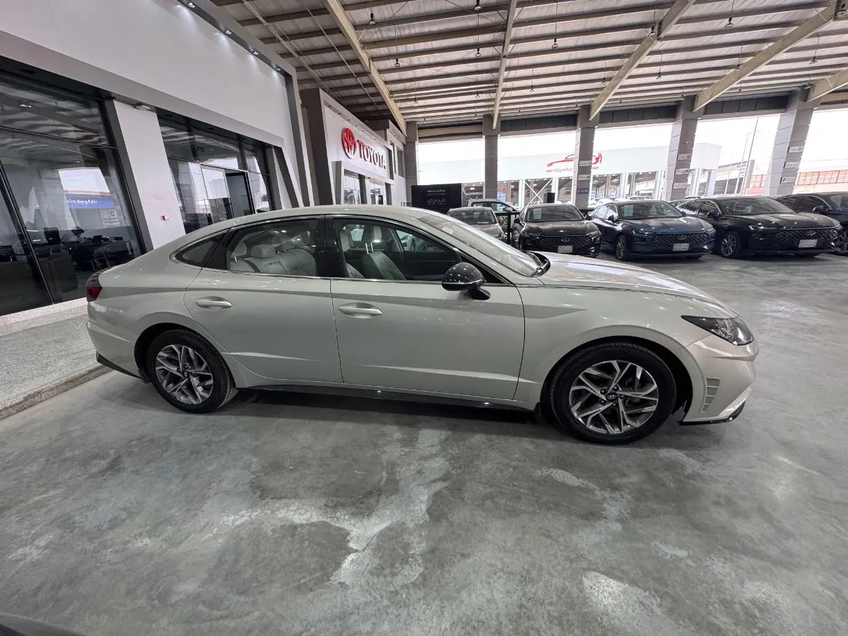 Car image 4