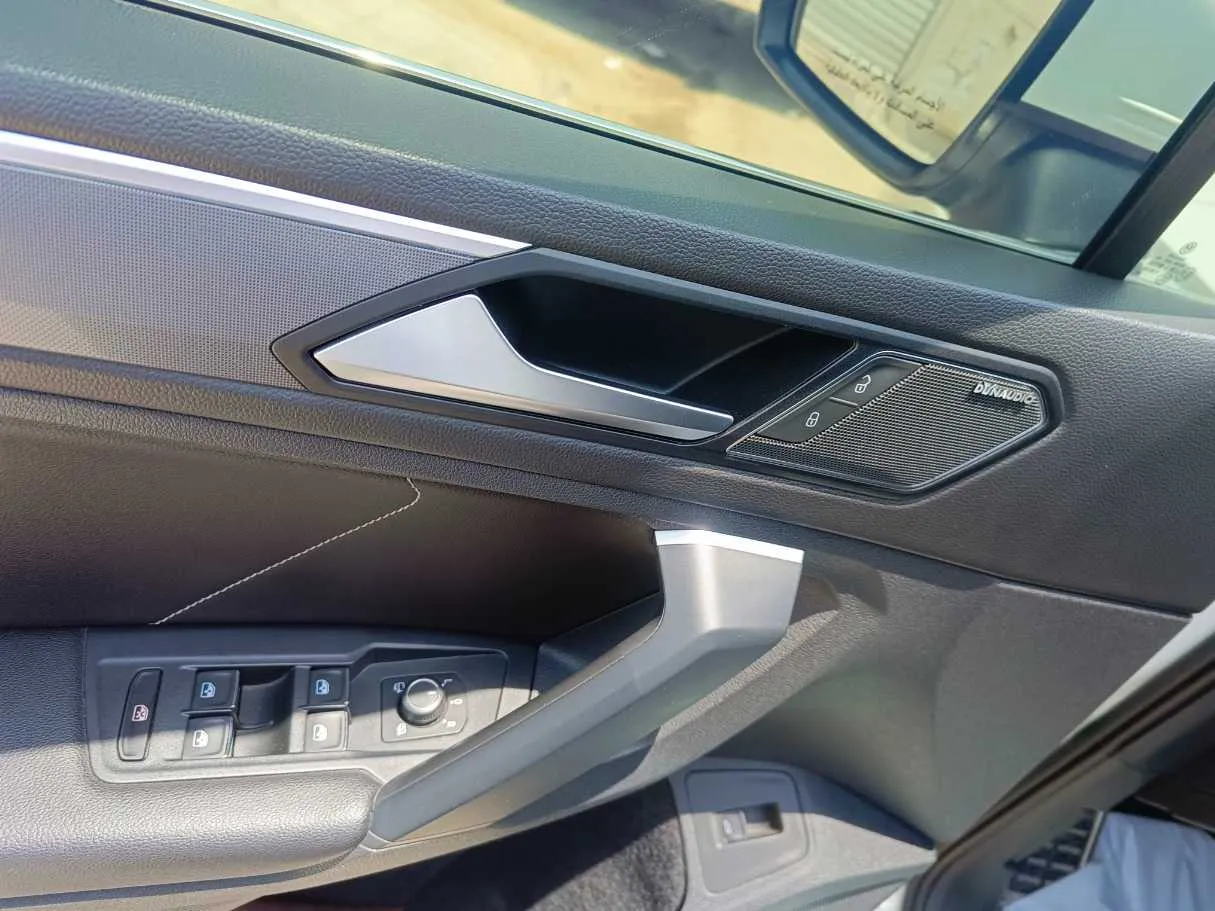 Car image 30
