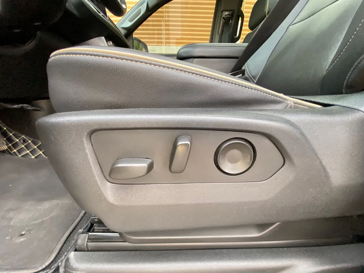 Car image 30