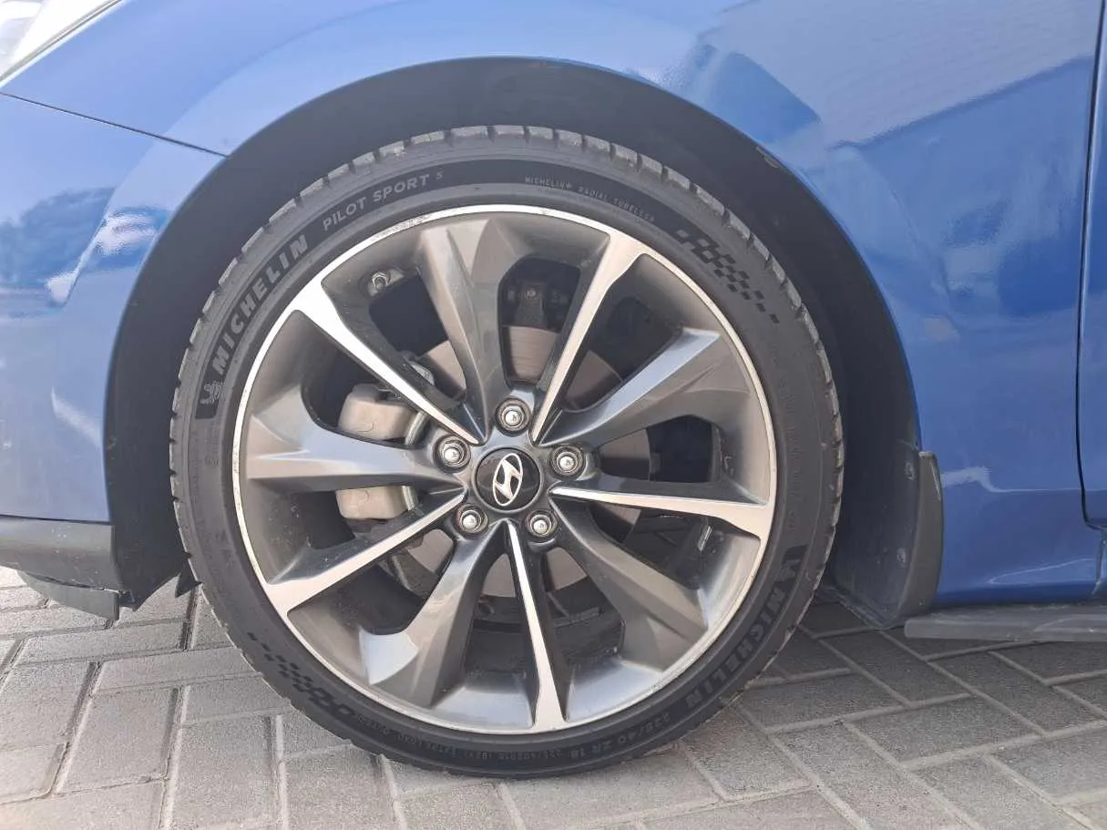 Car image 9