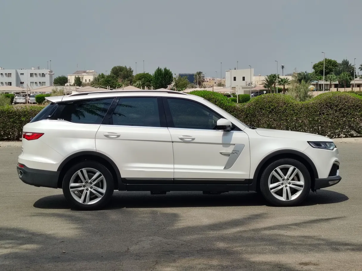 Car image 4