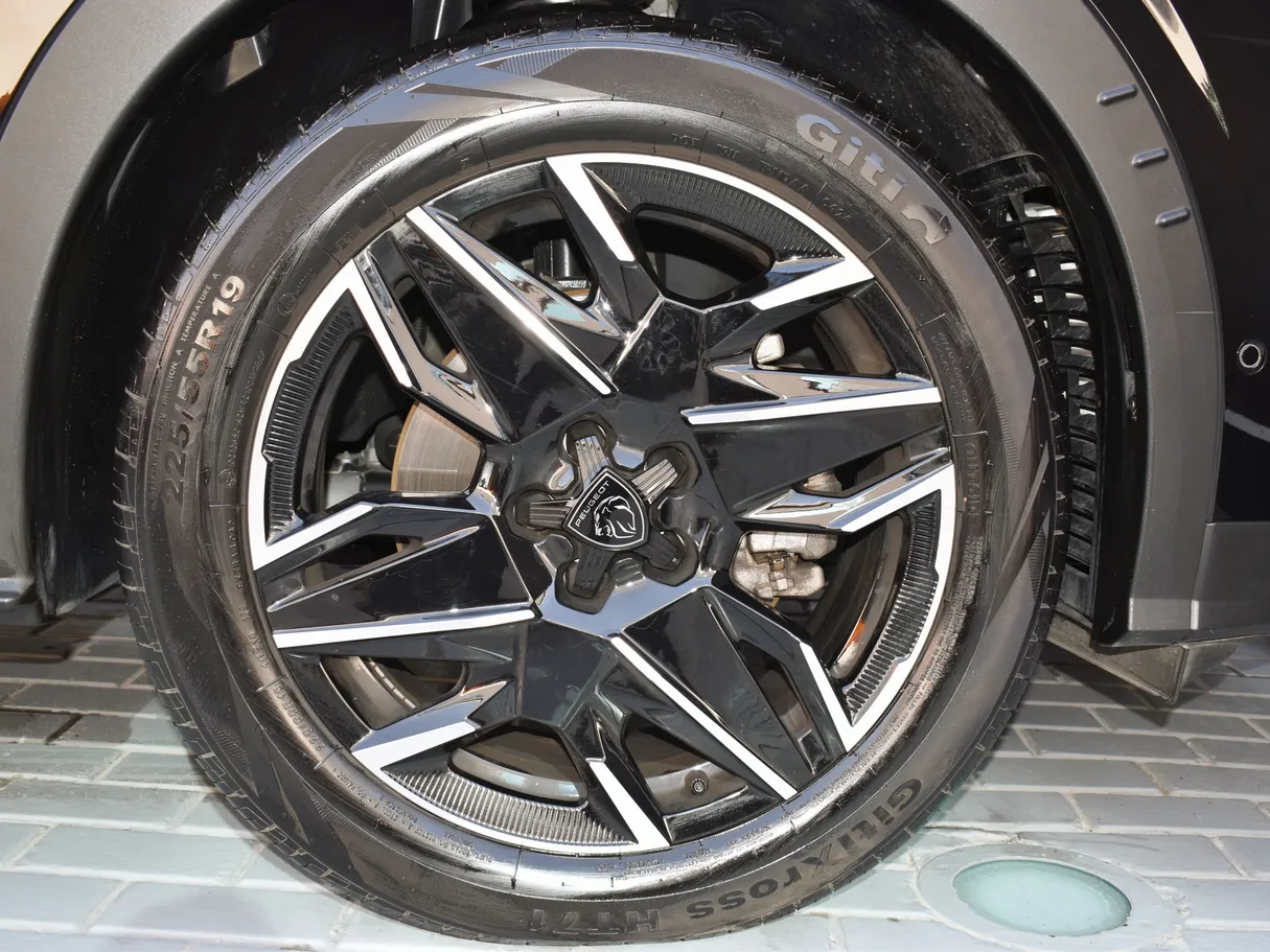 Car image 14