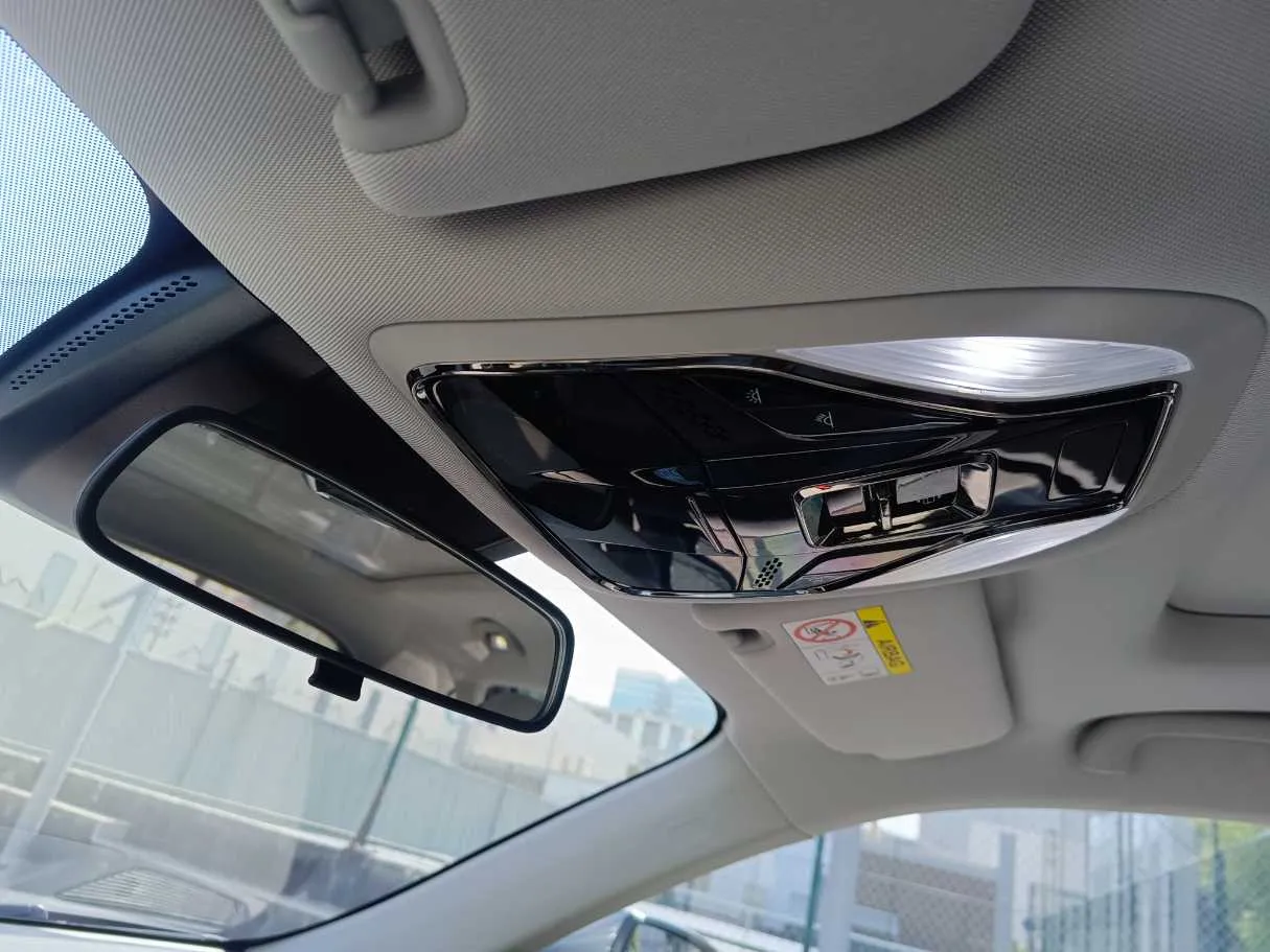 Car image 30