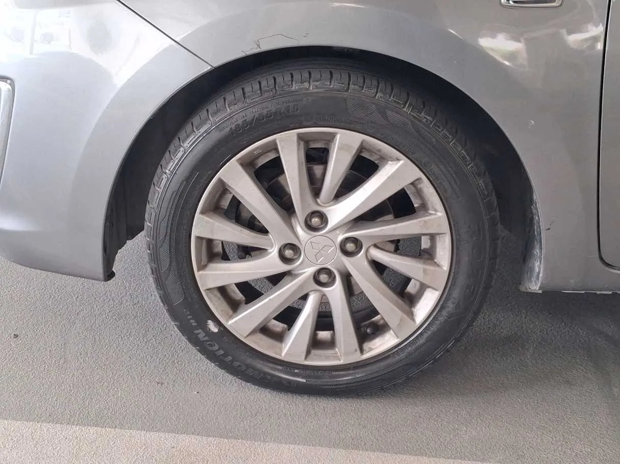 Car image 9