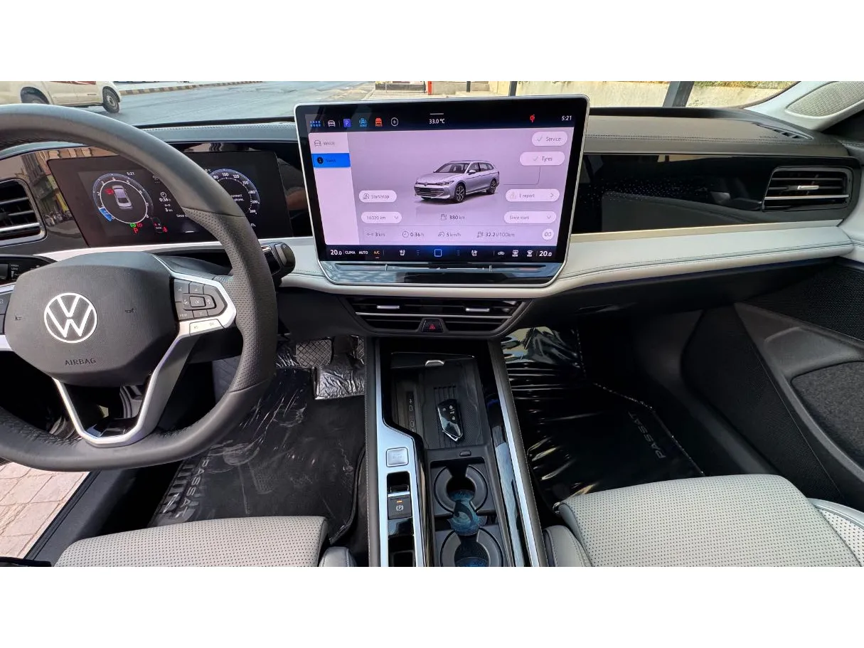 Car image 16