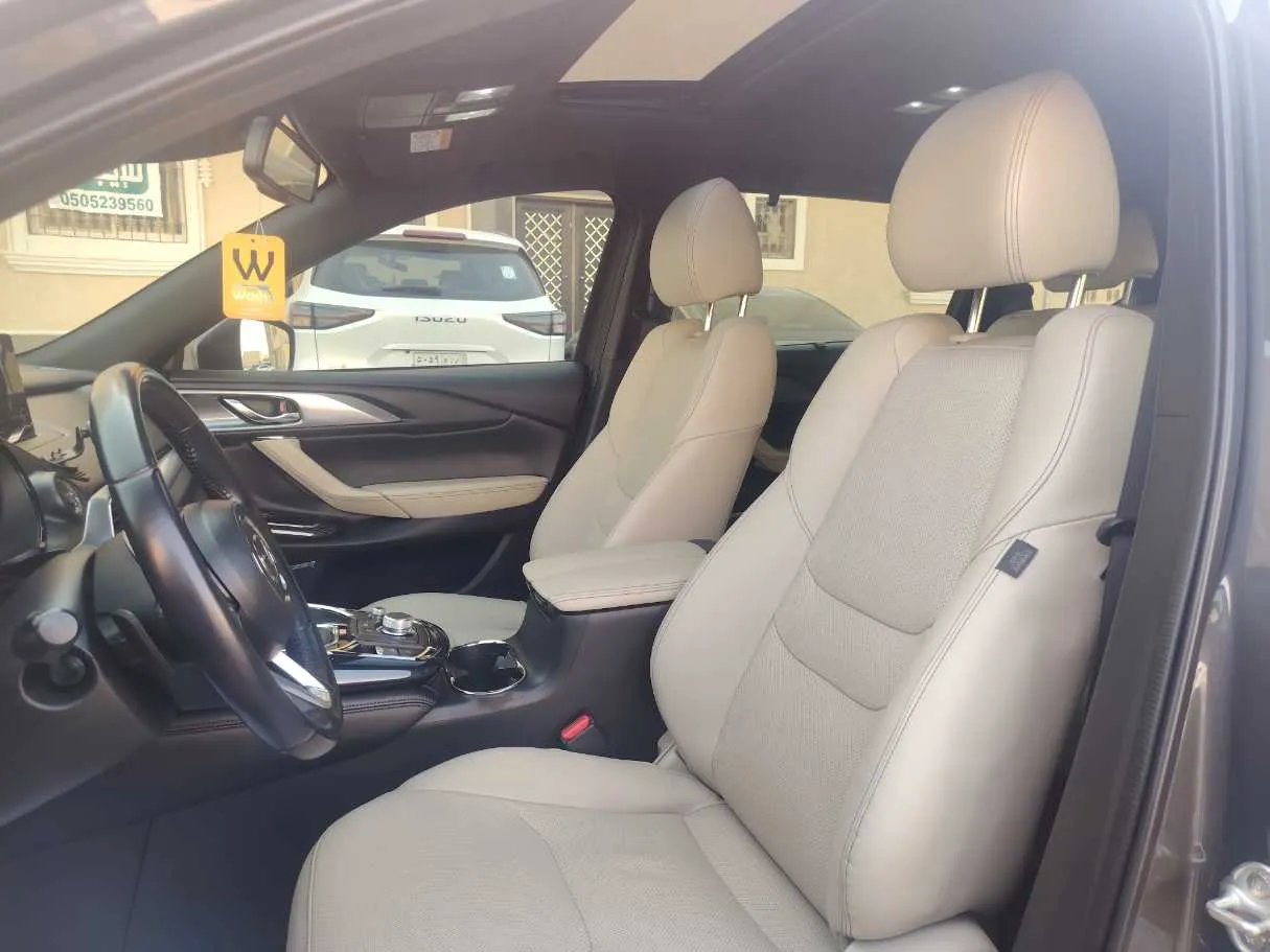 Car image 12