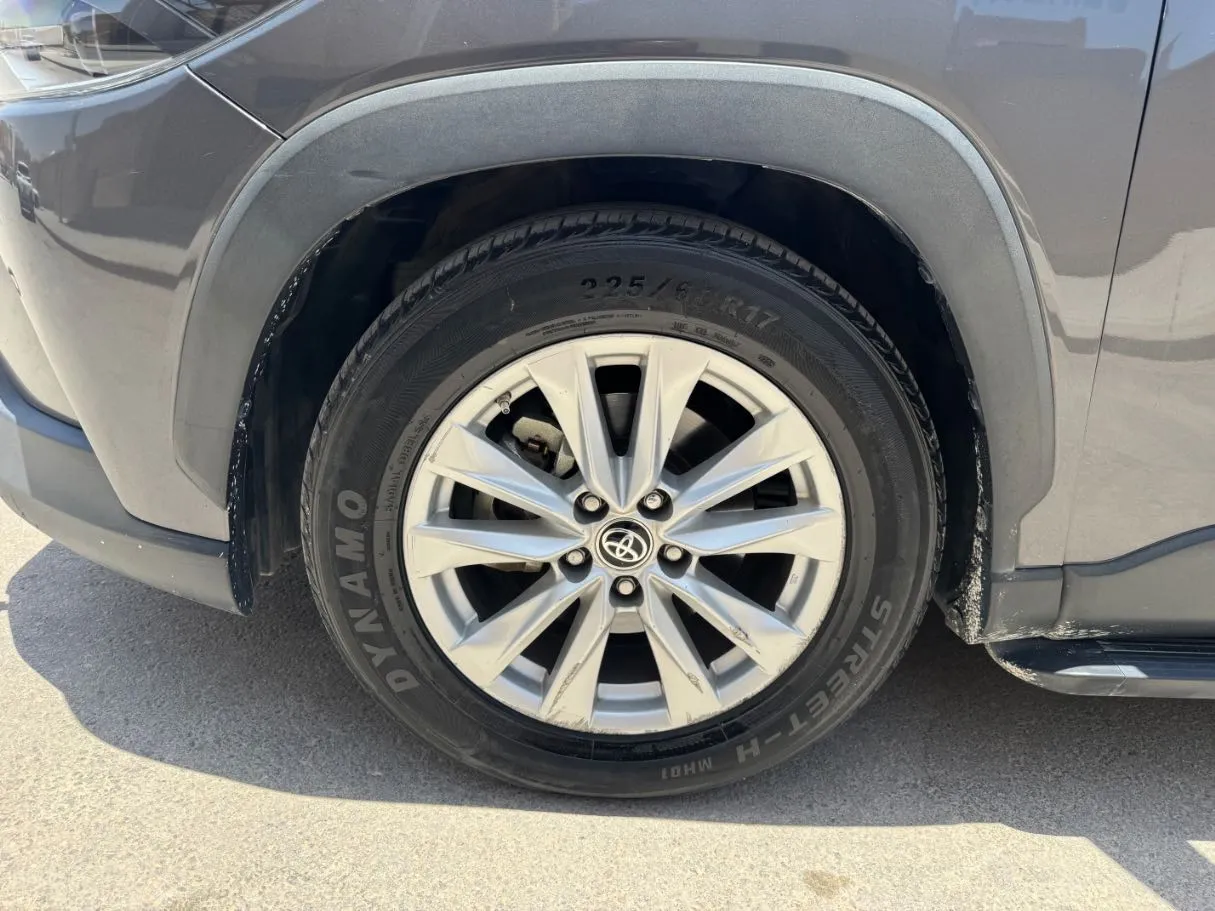Car image 9