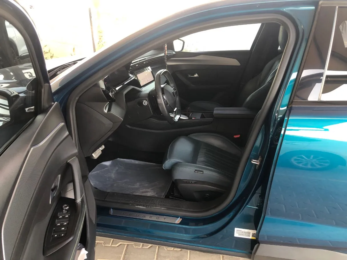 Car image 12
