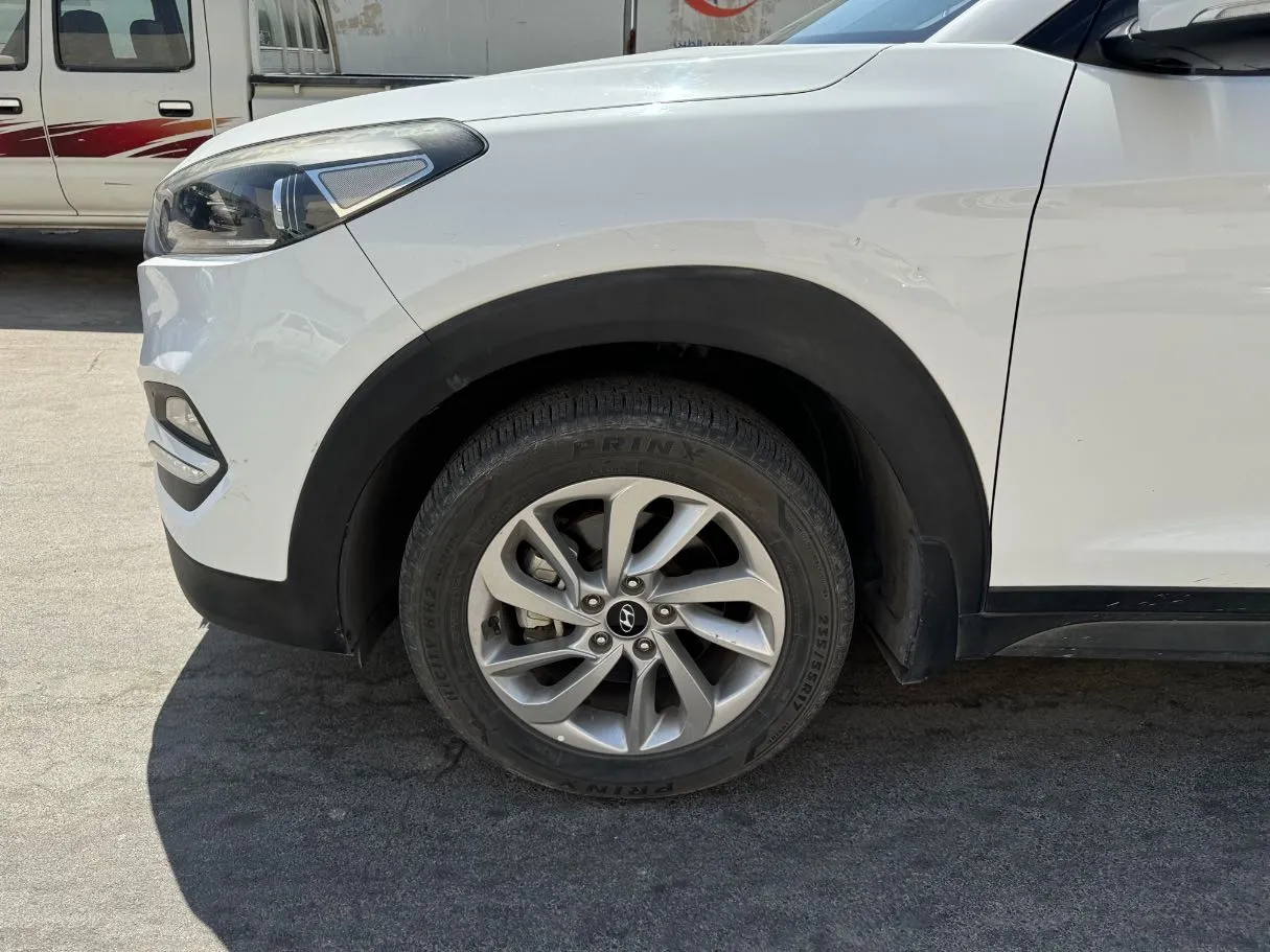Car image 9