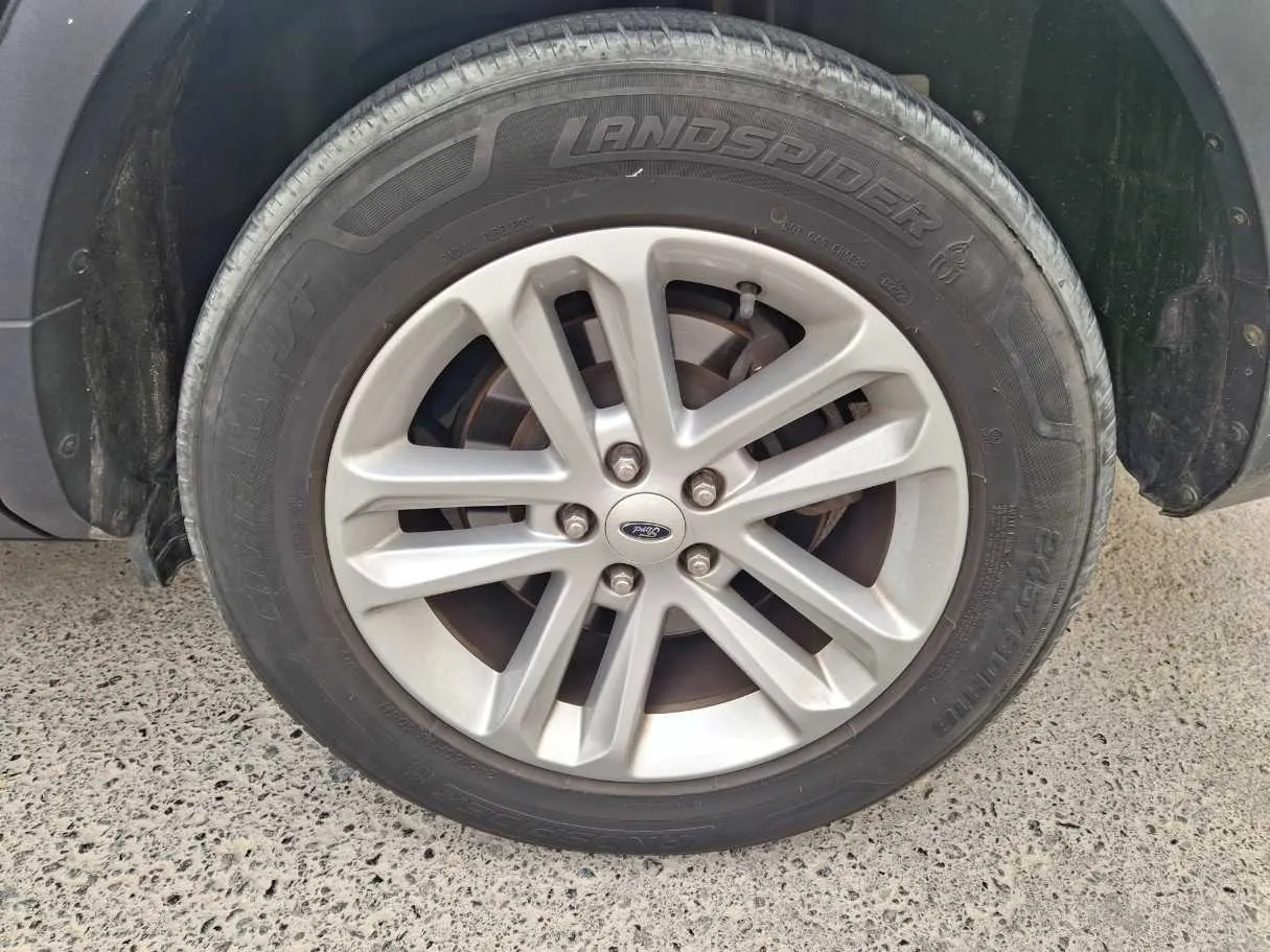 Car image 9