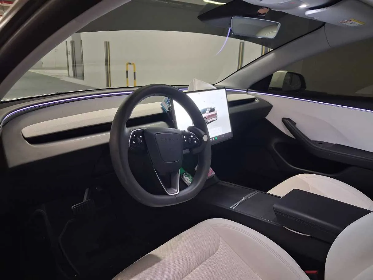 Car image 11
