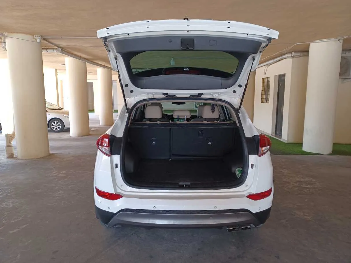 Car image 19