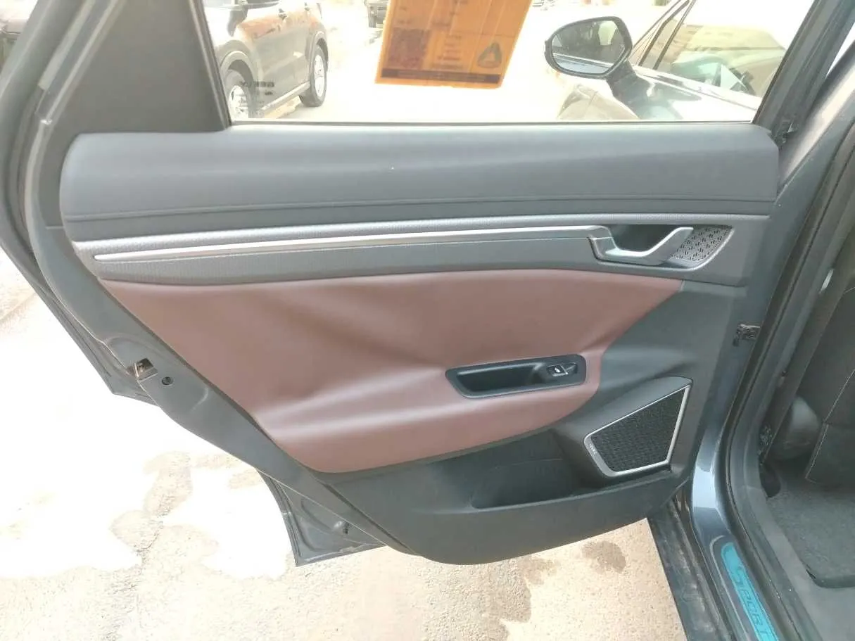 Car image 16