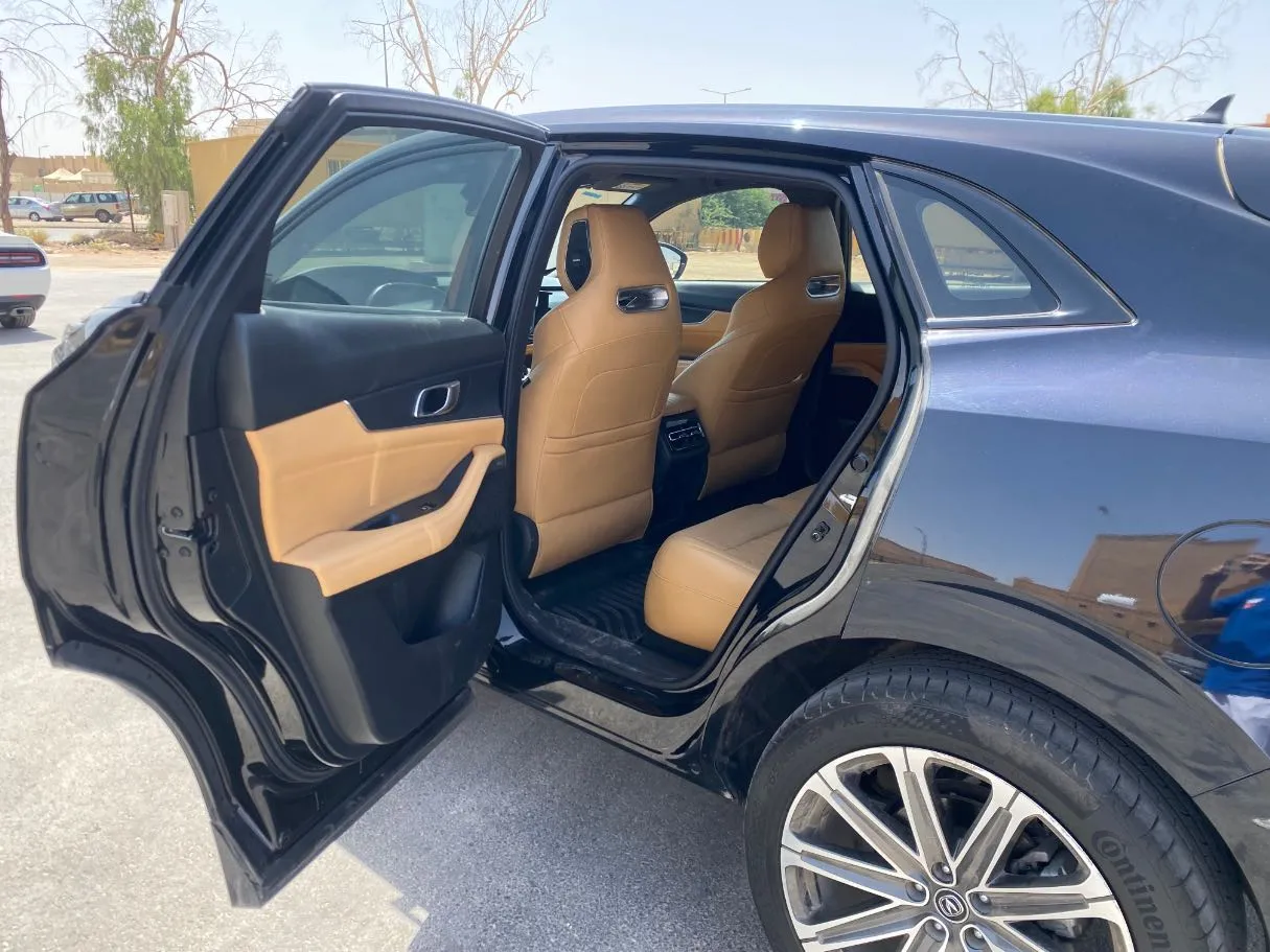 Car image 12