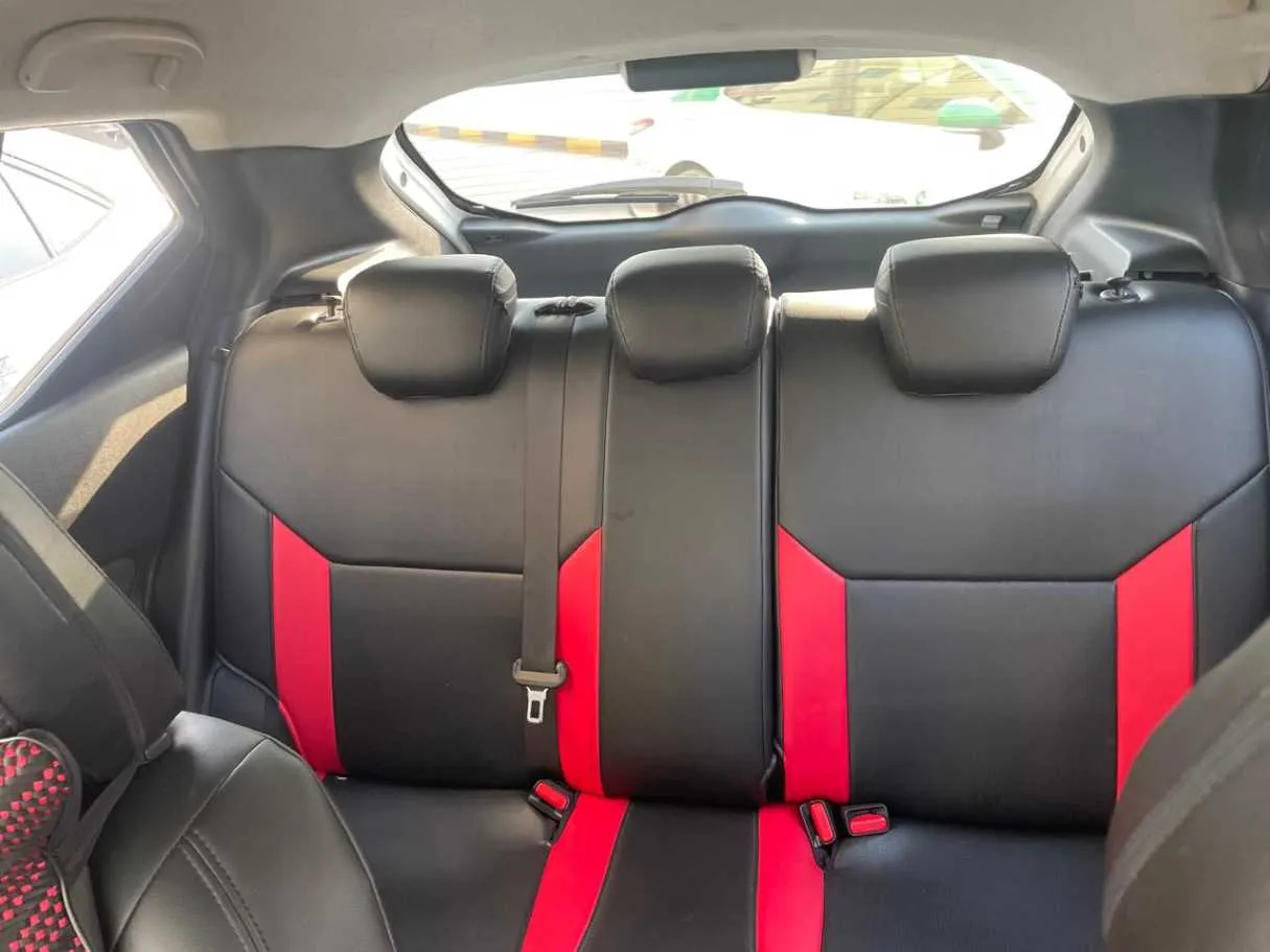 Car image 9