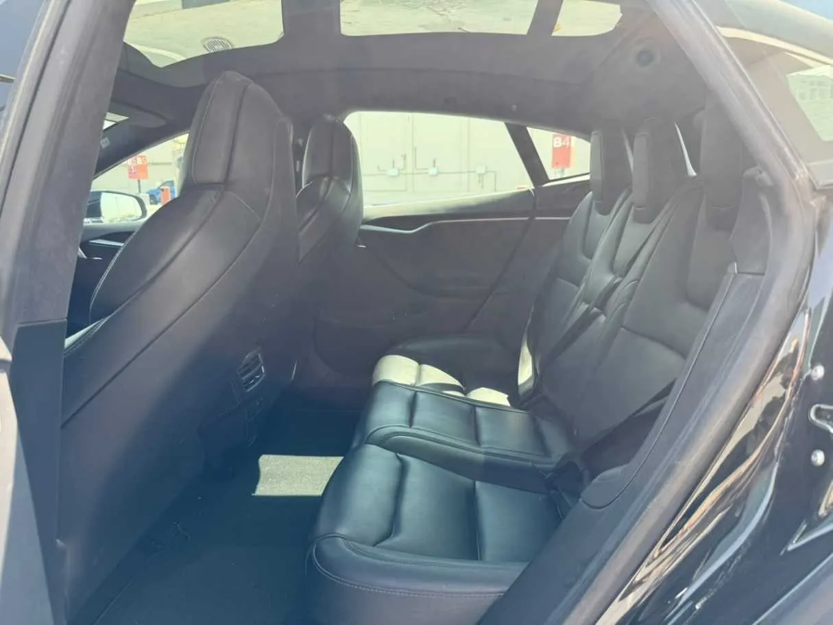 Car image 14
