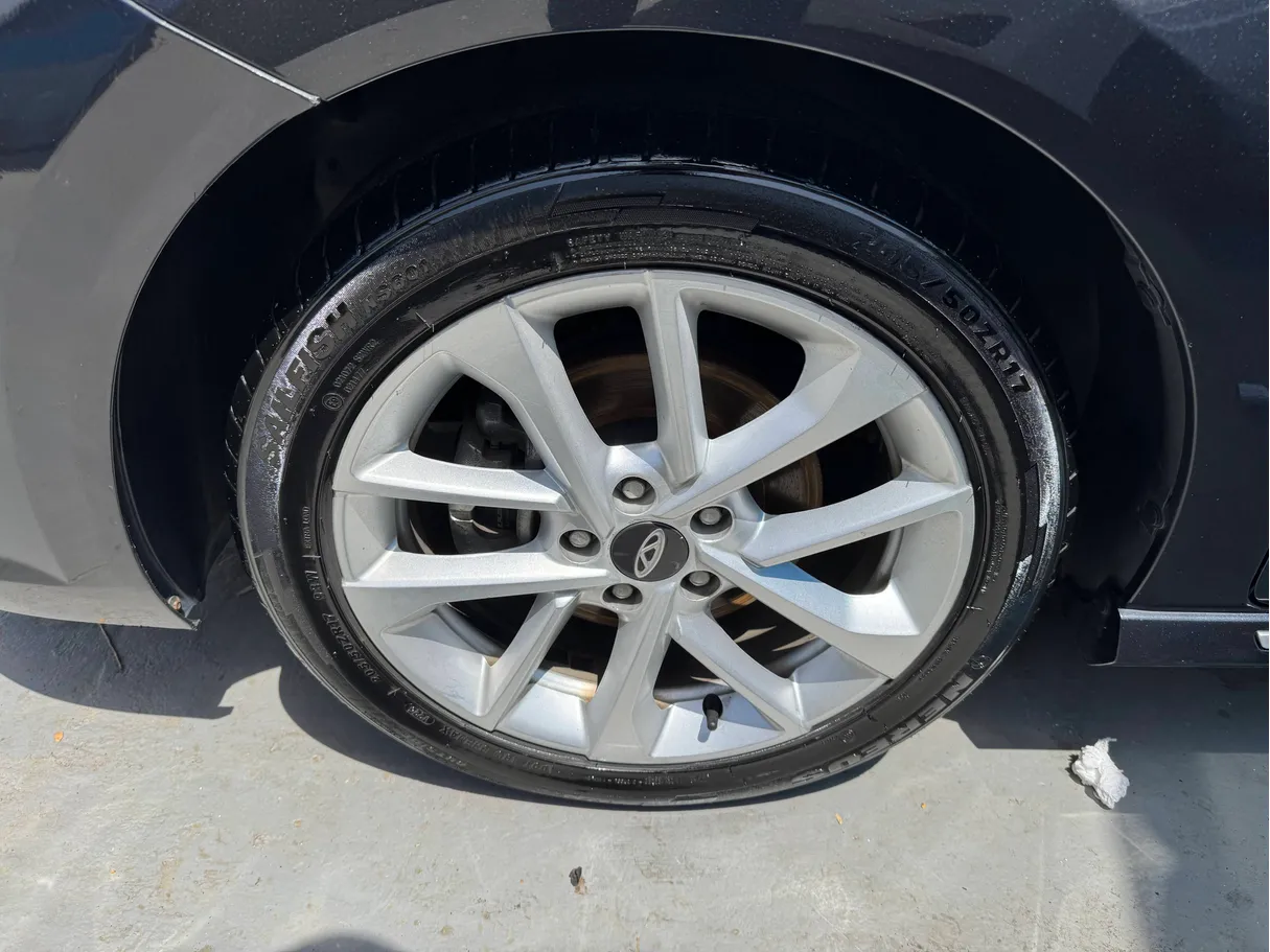 Car image 11