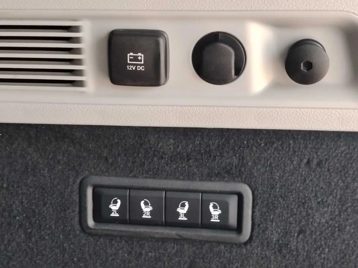 Car image 32