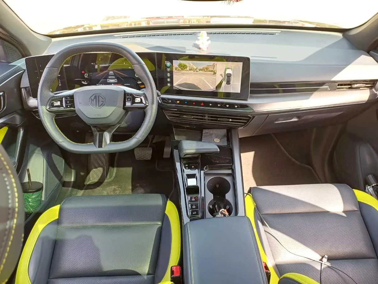Car image 15